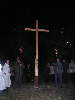 Kříž je postaven před farou
