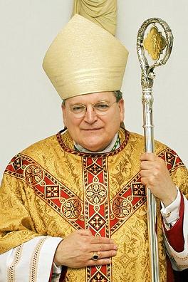 Archbishop Raymond Leo Burke.jpg,<br> foto: Original uploader was Geerlingguy at en.<br>wikipedia. CC-BY-SA-2.5, 2.0,1.0