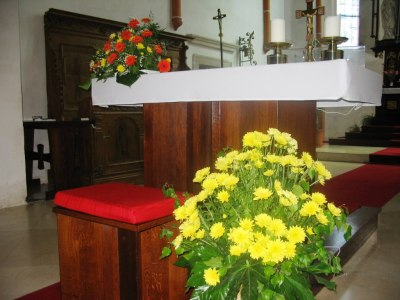 Obětní stůl kostela sv. Václava v Křížanově s kětinovou výzd