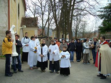 před kostelem