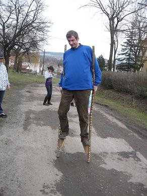 Chůze na chůdách