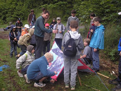 Celá skupina spolupracovala při stavění stanu. Celá skupina spolupracovala při stavění stanu.