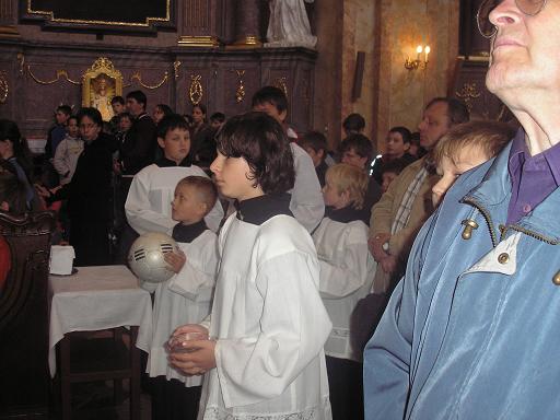 Netradiční obětní dary: ministranti mimo jiné nesli míč – ja Netradiční obětní dary: ministranti mimo jiné nesli míč – ja