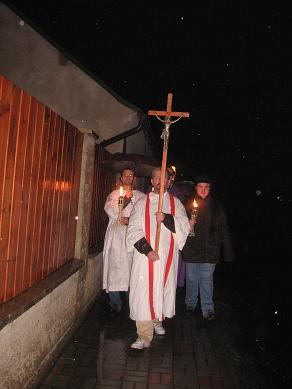 dušičková mše svatá v Jeníkově - kříž v čele průvodu