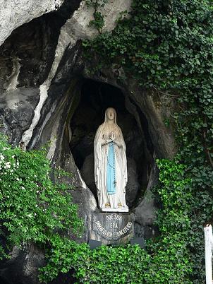 VirgendeLourdes, foto: Manuel González Olaechea y Franco, CC BY-SA 3.0