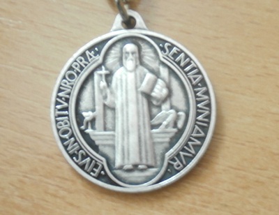 Medaile sv. Benedikta, RT