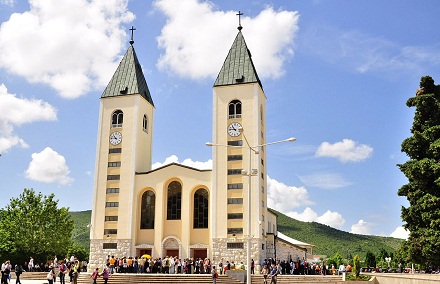 gnuckx – Medžugorje, kostel, CC BY 2.0, cs.wikipedia.