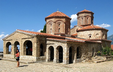 Monastýr sv. Nauma pri ochridskom jazere. Svätec si ho sám navrhol a o pár rokov tu zomrel. Metodovi žiaci vyhnaní z Veľ