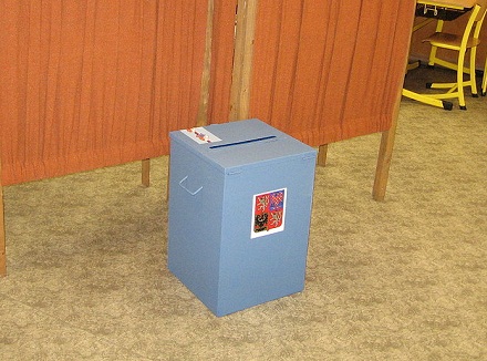 Luděk, Volební místnost, urna a plenta., CC BY-SA 3.0, cs.wikipedia