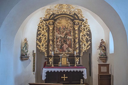 Oltář se sochami v kostele Všech svatých v Přeskačích, Dominik Matus,CC BY-SA 4.0 