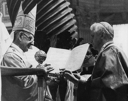 Pavel VI předává prsten kardinálu Ratzingerovi, volné dílo, it.wikipedia.org