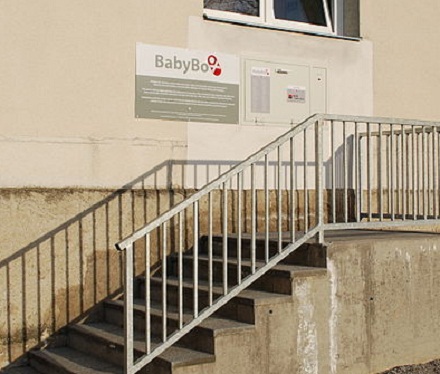 BabyBox in Písek, Chmee2, CC BY 3.0, (výřez) 