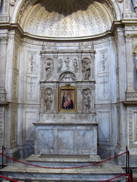 Renesanční oltář s mramorovým retáblem (Dóm v Sieně, JoJan, CC BY-SA 3.0