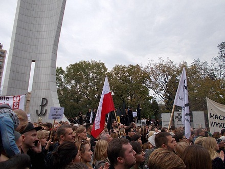 Czarny protest inicjatywy Ratujmy Kobiety 2016, Konto na chwilę, CC BY-SA 4.0, commons.wikimedia.org