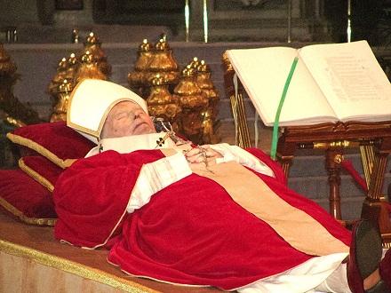 La salma di papa Giovanni Paolo II, Pubblico dominio, it.wikipedia.org