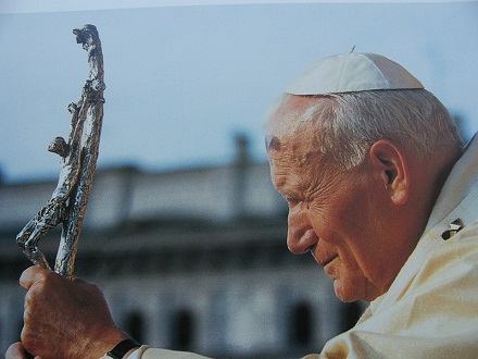 Papa Giovanni Paolo II, Itto Ogami, CC BY 3.0, it.wikipedia.