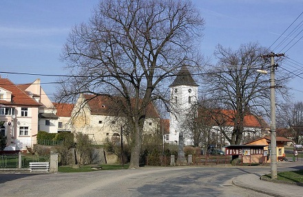 Horní Kounice - kostel a tvrz, RomanM82, commons...