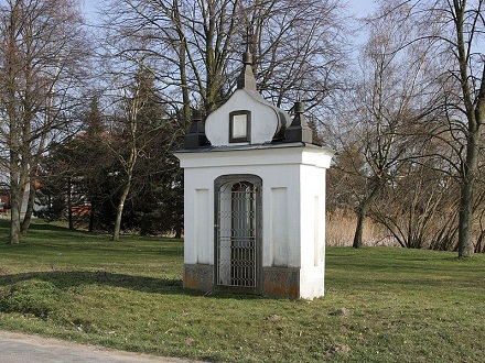 Horní Kounice - kaplička u rybníka, RomanM82, CC BY-SA 4.0, cs.m.wikipedia