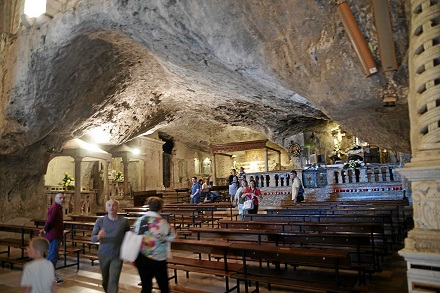 Santuario San Michele Arcangelo, Mboesch, CC BY-SA 4.0, pl.wikipedia.org