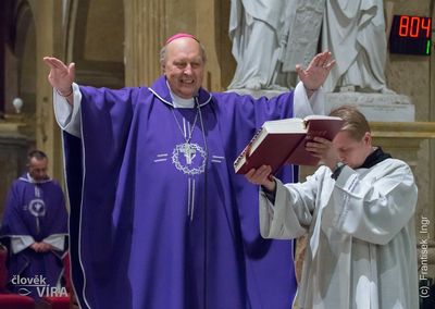 Mons. P. Posád - závěrečné požehnání, foto František Ingr., clovekavira.cz