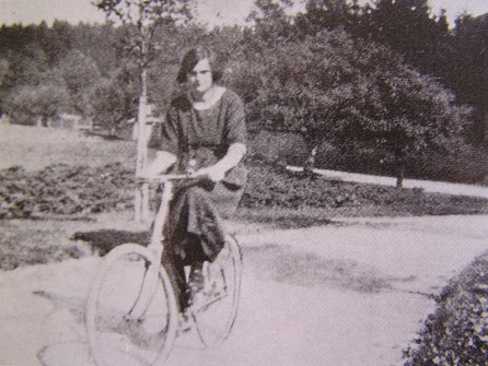 Adrienne von Speyr - bicycle tour, volné dílo, commons.wiki...