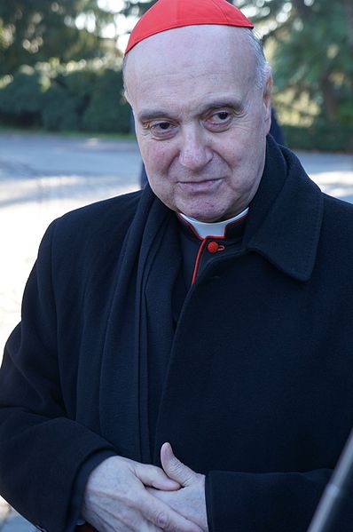 Angelo Cardinal Comastri (2012), Peytonlow, CC BY-SA 3.0, it.wikipedia.org