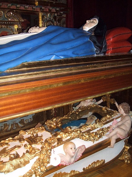 Socha (nahoře) a neporušené tělo (dole) sestry Marie de Jesús de Ágreda v klášteře v Ágredě. (dole),CC0