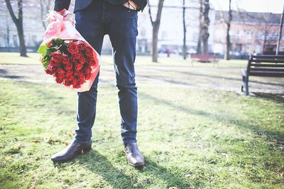 Muž s kyticí růží, volná licence, piqsels.com