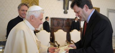 Benedikt XVI. a Petr Seewald v roce 2010, Profimedia
