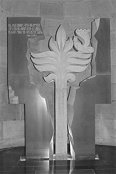 Památník arménské genocidy - Jerevan, Rita Willaer, CC BY 2.0, commons... Památník arménské genocidy - Jerevan, Rita Willaer, CC BY 2.0, commons...