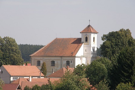 Kostel svateho Bartolomeje ve Zdarne, Lasy, CC BY-SA 3.0, commons