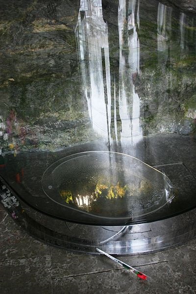 Water fountain - Grotto of Lourdes - Lourdes 2014, Jose Luis, CC BY-SA 3.0, commons.. Water fountain - Grotto of Lourdes - Lourdes 2014, Jose Luis, CC BY-SA 3.0, commons..