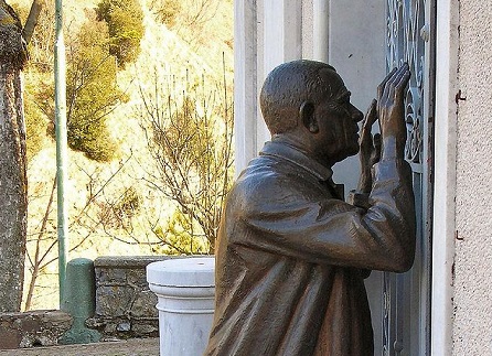 Foto di proprietà Statua Don Orione, Bbruno, CC BY-SA 3.0, en.wikipedia.org