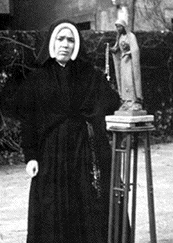 Veľmi vážna sestra Lucia v roku 1957, foto z www.lifenews.sk; traditioninaction.org