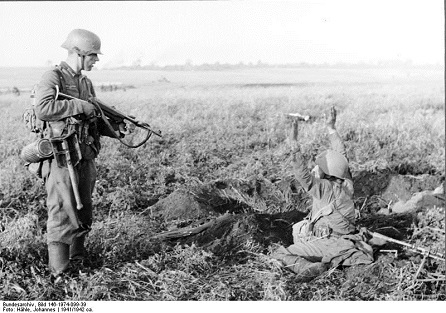 Německý pěšák zajímá sovětského vojáka, Bundesarchiv, Bild 146-1974-099-39 / Hähle, Johannes / CC-BY-SA 3.0, wiki...
