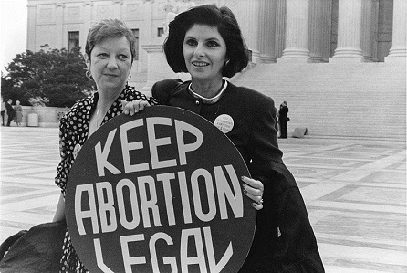 Norma McCorvey (Jane Roe) a její právnička Gloria Allred u Nejvyššího soudu, 1989; CC BY-SA 2.0, commons