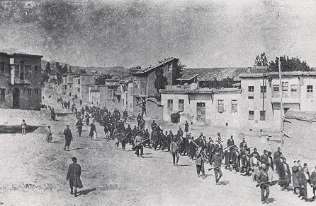Arménští civilisté pochodují do věznice v doprovodu tureckých vojáků. Kharpert, Osm. říše, 4/1915, volné dílo