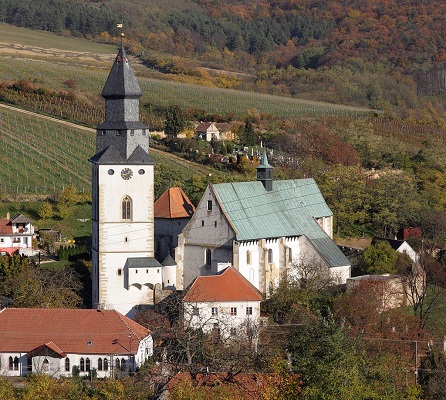 Kurdějov, pohled na kostel od západu, RomanM82, CC BY-SA 4.0, wiki...