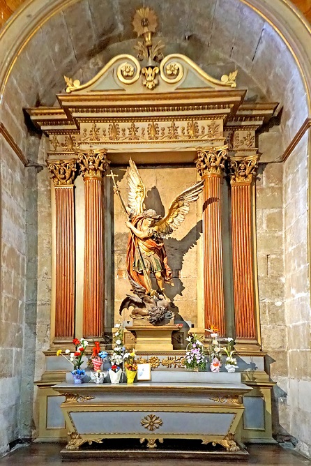 Dennis Jarvis, Chile-02609 - Saint Archangel Michael Altar, CC BY-SA 2.0, flicker