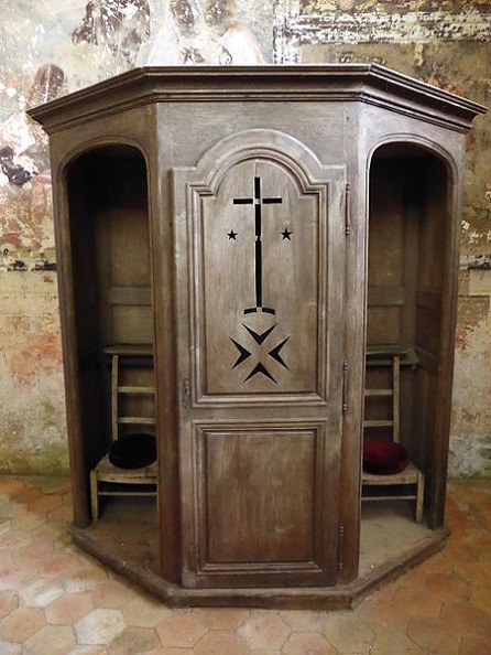 Confessionnal de l'église de Montireau, Pucesurvitaminee, CC BY-SA 4.0, commons
