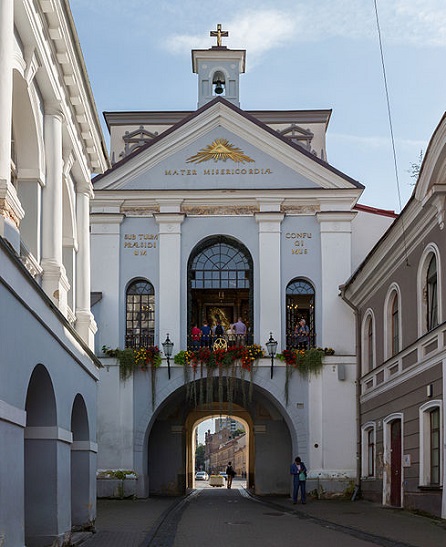 Gate of Dawn Exterior, Vilnius, Lithuania - Diliff, CC BY-SA 3.0, wiki...