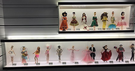 Barbie Doll Display at Barbie Expo Les Cours Mont-Royal, Librarygurl (CC BY-SA 4.0) commons...