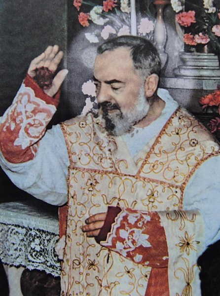 Padre_Pio_Stigmata, r 1940, public domain, commons...