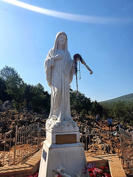 Socha Panny Márie, Podbrdo. Međugorje, Ing.Mgr.Jozef Kotulič, CC BY-SA 4.0 DEED, commons...