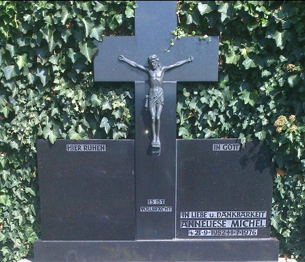 Zbylá jména na náhrobku jsou retušována, Offenbacherjung CC BY-SA 3.0, cs. wiki...