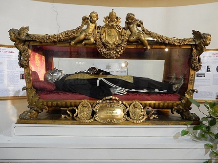 Zachovalé telo sv. Leonarda z Porto Maurizio - CC BY-SA 4.0 Wikimedia Commons