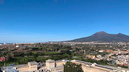 Vista di Pompei e del Vesuvio dal piano più alto del campanile dell'omonima città. CC BY-SA 4.0