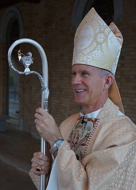 Bishop Joseph Strickland Easter Vigil 2013, Peytonlow, CC BY-SA 3.0, commons.wikimedia.org