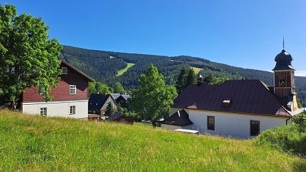 Eljon s kostelem sv. Petra, Krkonoše, foto Valentin Papazian, Mariina legie 