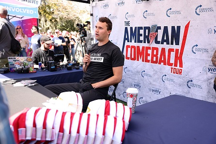 Kirk řeční na svém turné American Comeback Tour, Gage Skidmore,  CC BY-SA 2.0